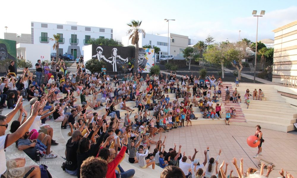 Cartel oficial del Festival solidario de artes escénicas TitiriTías 2026 en Lanzarote.