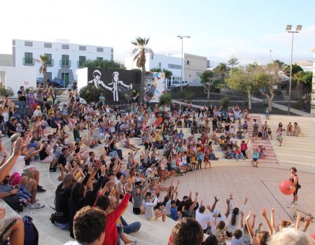 Cartel oficial del Festival solidario de artes escénicas TitiriTías 2026 en Lanzarote.