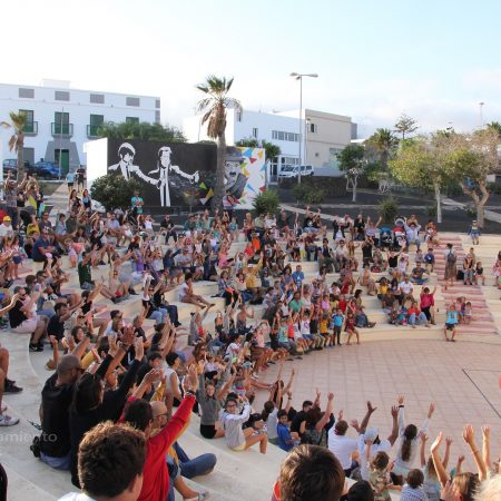 Cartel oficial del Festival solidario de artes escénicas TitiriTías 2026 en Lanzarote.