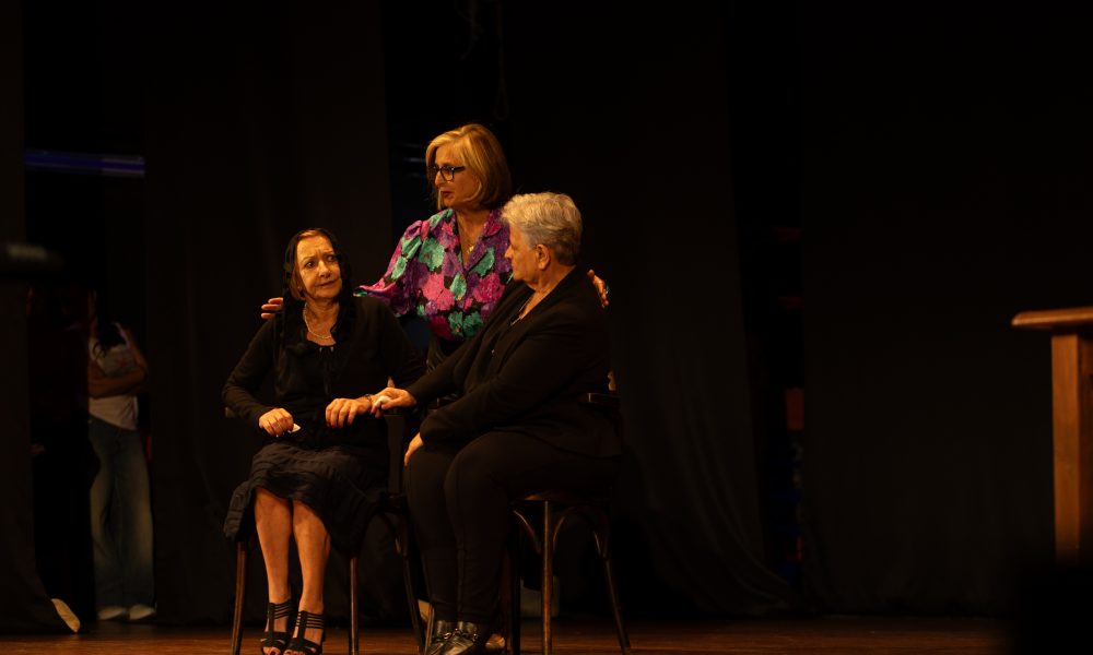 rupo de teatro de mayores saludando en el escenario en la clausura de envejecimiento activo en san bartolome 2026