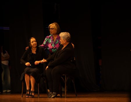 rupo de teatro de mayores saludando en el escenario en la clausura de envejecimiento activo en san bartolome 2026