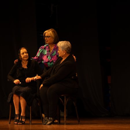 rupo de teatro de mayores saludando en el escenario en la clausura de envejecimiento activo en san bartolome 2026