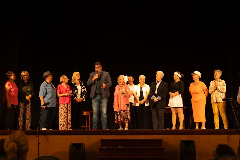 rupo de teatro de mayores saludando en el escenario en la clausura de envejecimiento activo en san bartolome 2026