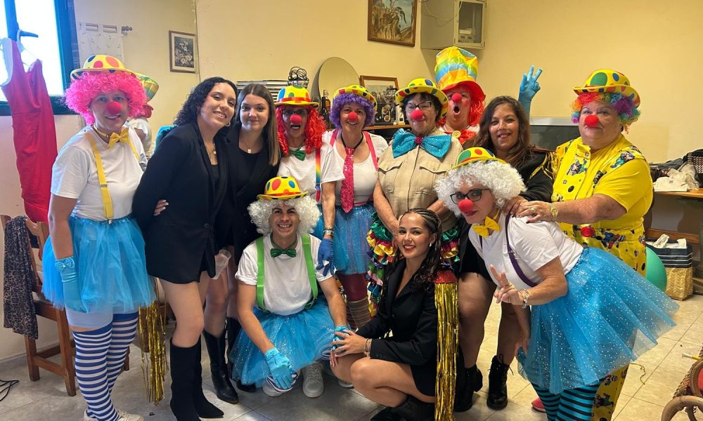 Participantes del Play Back de La Vegueta sobre el escenario del CSC Yacomar durante el homenaje final a Eurovisión.
