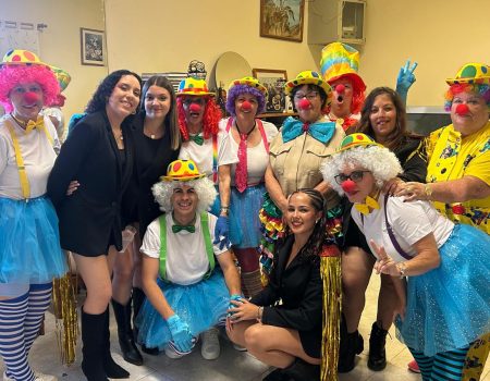 Participantes del Play Back de La Vegueta sobre el escenario del CSC Yacomar durante el homenaje final a Eurovisión.