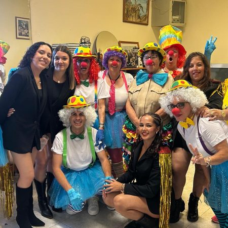 Participantes del Play Back de La Vegueta sobre el escenario del CSC Yacomar durante el homenaje final a Eurovisión.