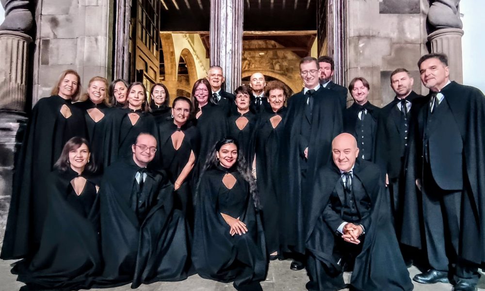 Componentes del coro de cámara Camerata Lacunensis durante una actuación de música coral.