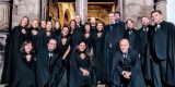 Componentes del coro de cámara Camerata Lacunensis durante una actuación de música coral.