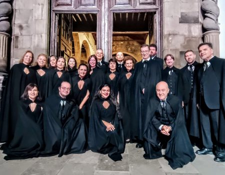 Componentes del coro de cámara Camerata Lacunensis durante una actuación de música coral.