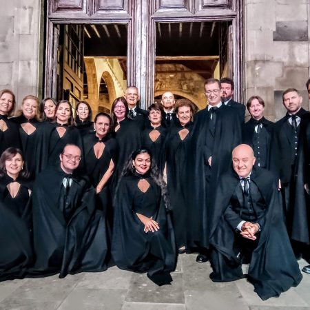 Componentes del coro de cámara Camerata Lacunensis durante una actuación de música coral.