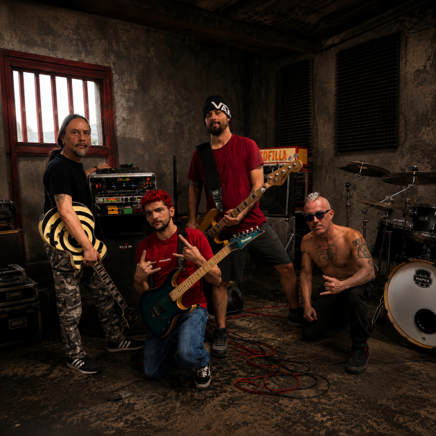 integrantes del grupo de rock lanzaroteño Autofilia con los instrumentos