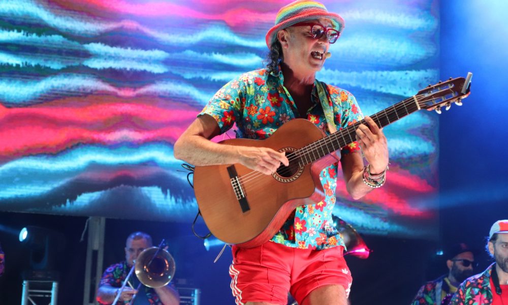 Arístides Moreno en Playa Blanca actuando en las fiestas del Carmen.