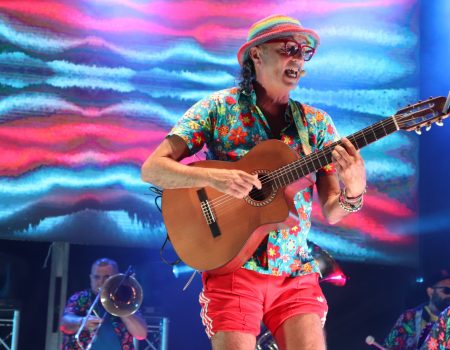 Arístides Moreno en Playa Blanca actuando en las fiestas del Carmen.