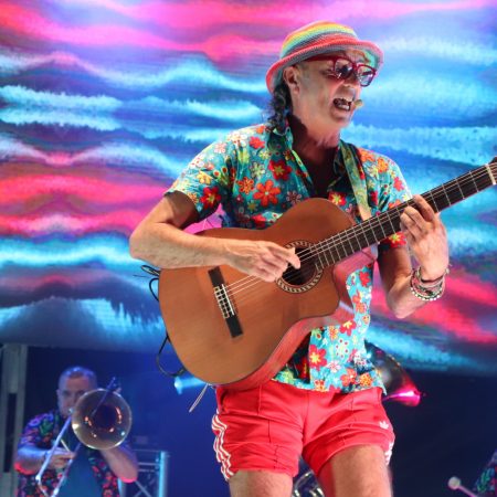 Arístides Moreno en Playa Blanca actuando en las fiestas del Carmen.