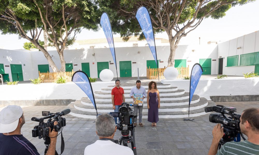 Presentación de los campus de verano gratuitos en el patio de La Recova de Arrecife por Yonathan de León y Eli Merino.