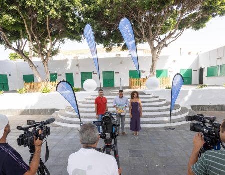 Presentación de los campus de verano gratuitos en el patio de La Recova de Arrecife por Yonathan de León y Eli Merino.