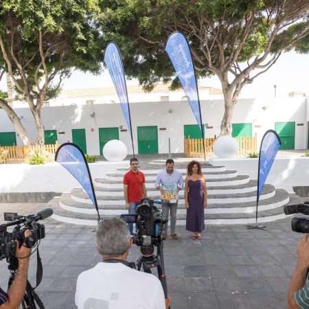 Presentación de los campus de verano gratuitos en el patio de La Recova de Arrecife por Yonathan de León y Eli Merino.