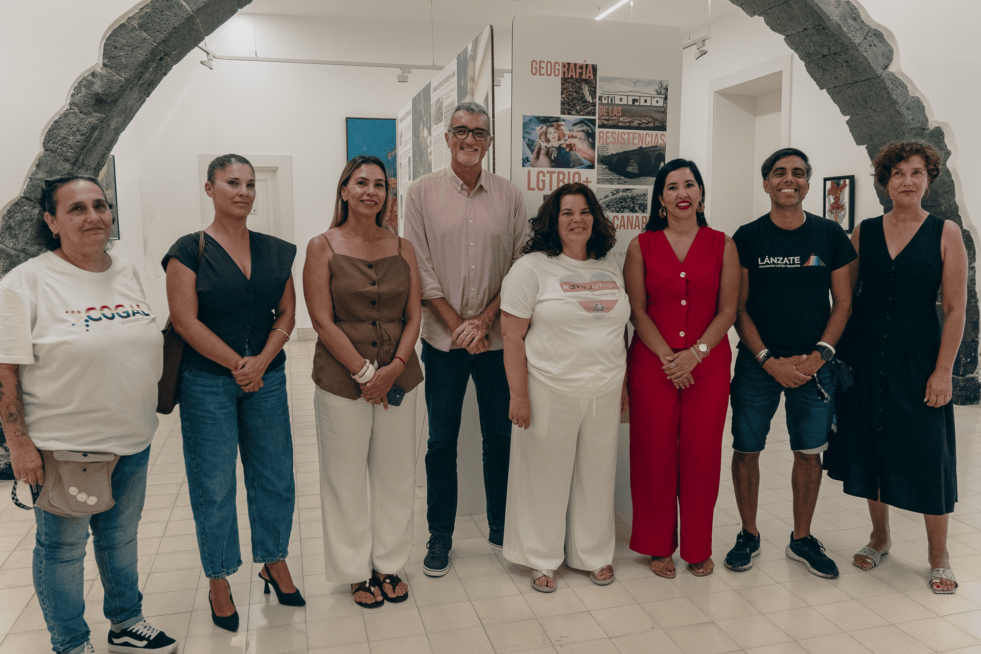 Fotografía de grupo de las autoridades en la inauguración de la exposición Geografía de las Resistencias LGTBIQ en la Casa de la Cultura Agustín de la Hoz de Arrecife