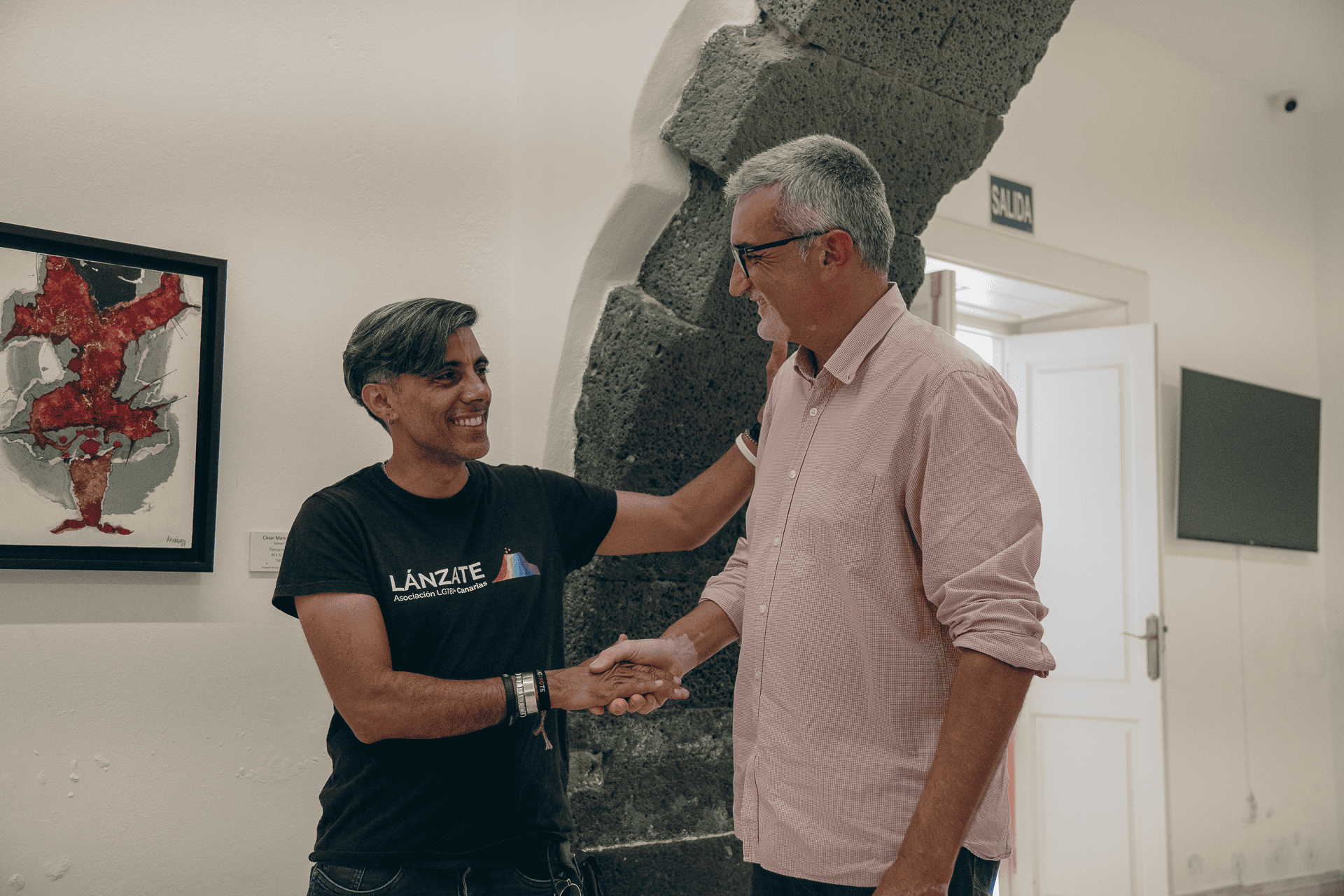 Detalle de los paneles informativos con imágenes de archivo y documentos históricos sobre la memoria LGTBIQ en Canarias en la Casa de la Cultura