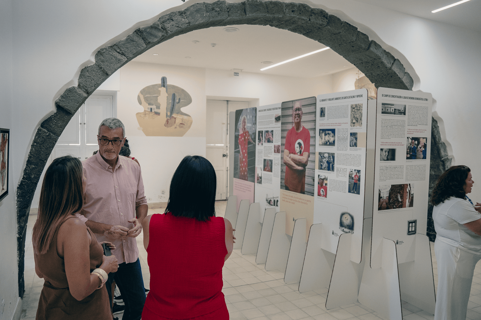 Detalle de los paneles informativos con imágenes de archivo y documentos históricos sobre la memoria LGTBIQ en Canarias en la Casa de la Cultura