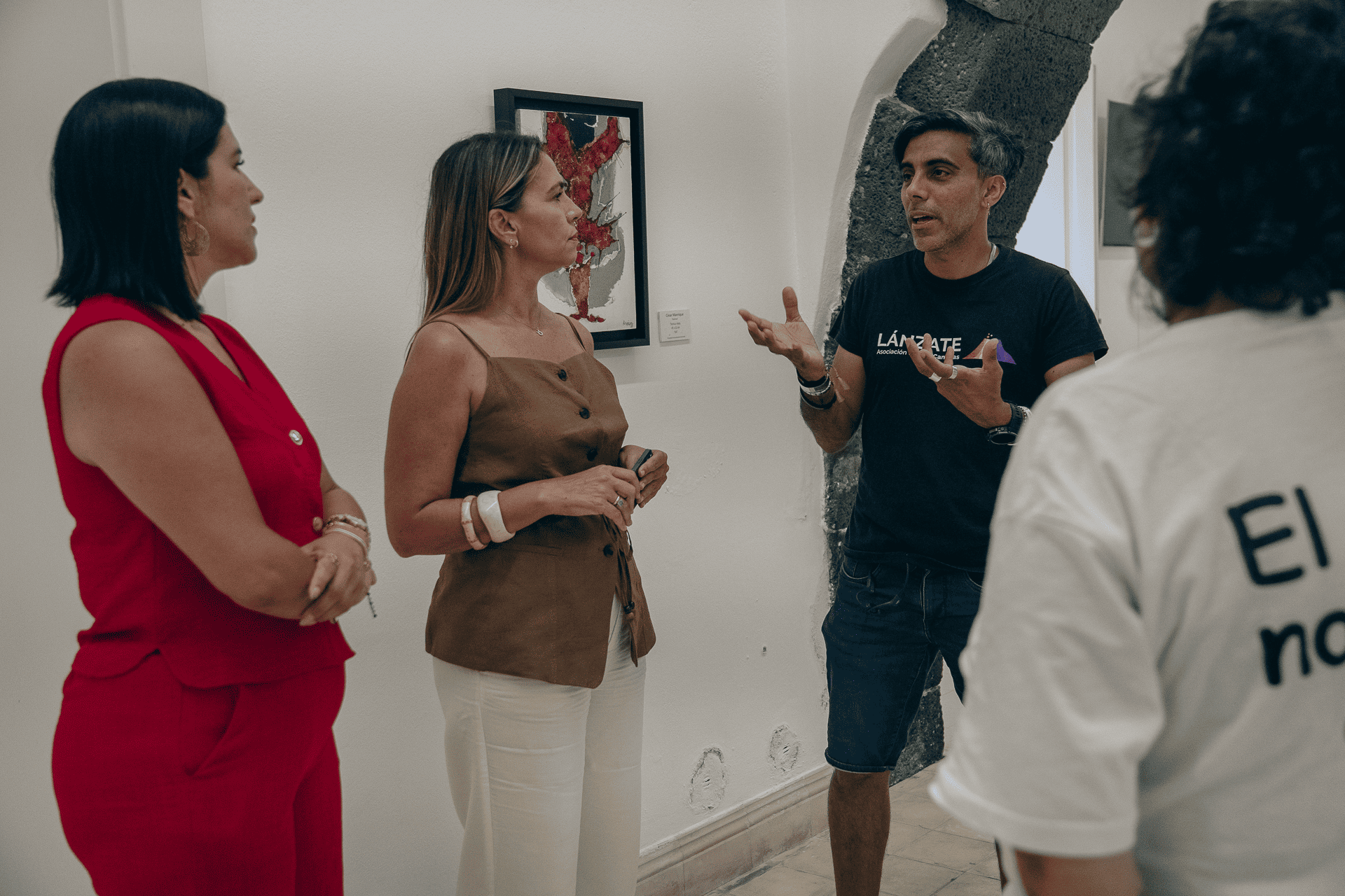 Detalle de los paneles informativos con imágenes de archivo y documentos históricos sobre la memoria LGTBIQ en Canarias en la Casa de la Cultura
