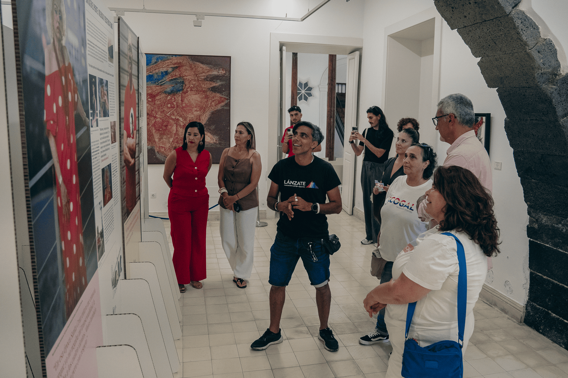 Detalle de los paneles informativos con imágenes de archivo y documentos históricos sobre la memoria LGTBIQ en Canarias en la Casa de la Cultura