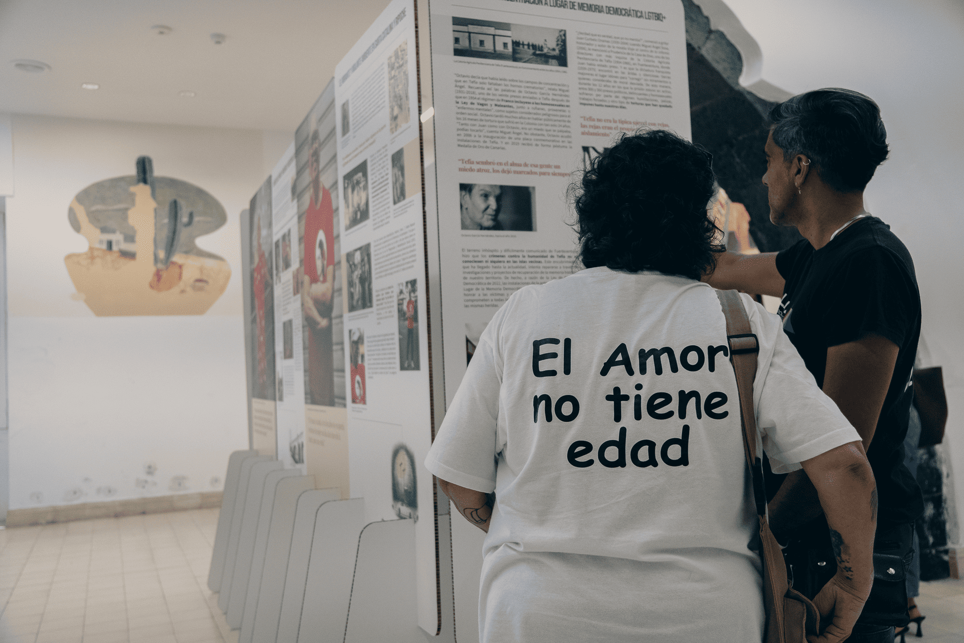 Detalle de los paneles informativos con imágenes de archivo y documentos históricos sobre la memoria LGTBIQ en Canarias en la Casa de la Cultura