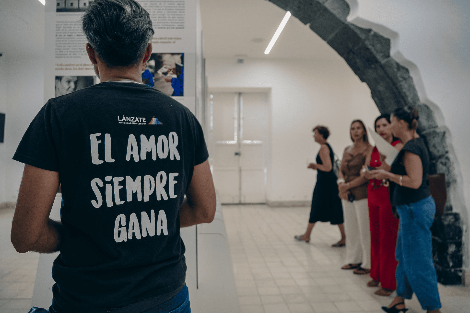 Detalle de los paneles informativos con imágenes de archivo y documentos históricos sobre la memoria LGTBIQ en Canarias en la Casa de la Cultura