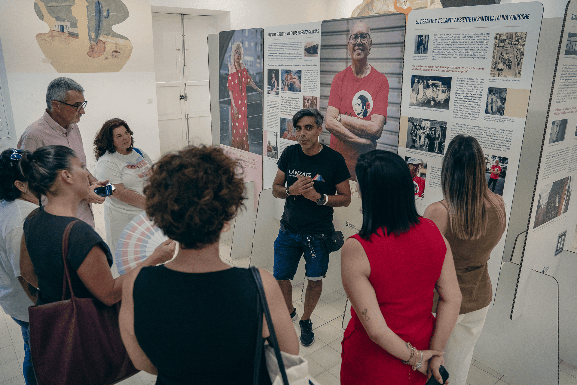 Detalle de los paneles informativos con imágenes de archivo y documentos históricos sobre la memoria LGTBIQ en Canarias en la Casa de la Cultura