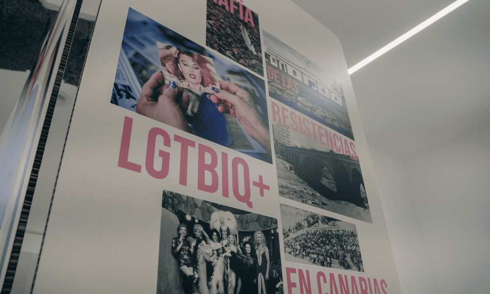 Detalle de los paneles informativos con imágenes de archivo y documentos históricos sobre la memoria LGTBIQ en Canarias en la Casa de la Cultura