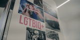 Detalle de los paneles informativos con imágenes de archivo y documentos históricos sobre la memoria LGTBIQ en Canarias en la Casa de la Cultura