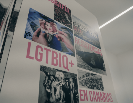 Detalle de los paneles informativos con imágenes de archivo y documentos históricos sobre la memoria LGTBIQ en Canarias en la Casa de la Cultura