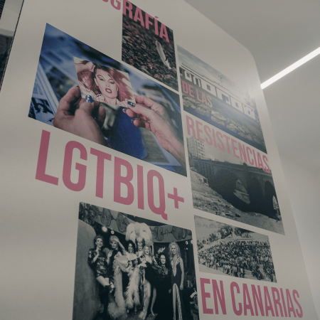 Detalle de los paneles informativos con imágenes de archivo y documentos históricos sobre la memoria LGTBIQ en Canarias en la Casa de la Cultura