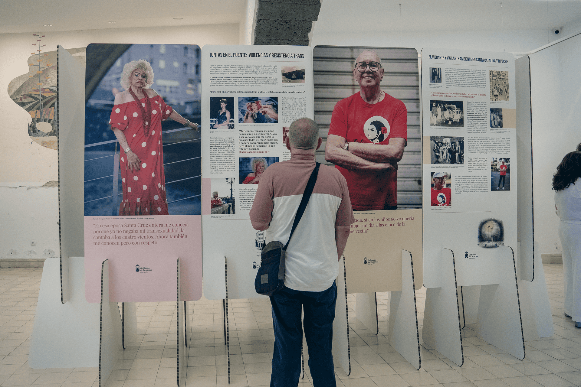 Detalle de los paneles informativos con imágenes de archivo y documentos históricos sobre la memoria LGTBIQ en Canarias en la Casa de la Cultura