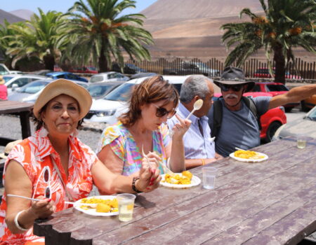 Mayores de Yaiza en el merendero de La Degollada