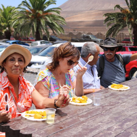 Mayores de Yaiza en el merendero de La Degollada