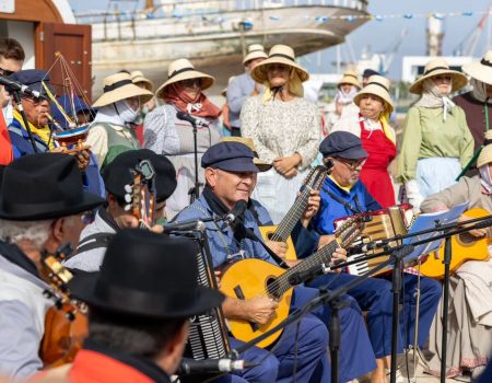 Homenaje a los marineros del Cruz del Mar en el monumento de Puerto Naos