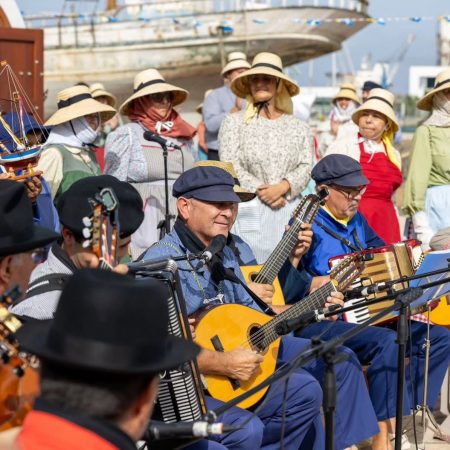 Homenaje a los marineros del Cruz del Mar en el monumento de Puerto Naos