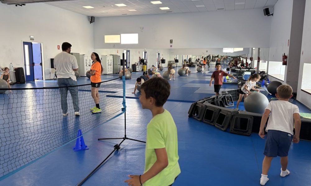 Jóvenes deportistas entrenando en el campo municipal de fútbol de Tías durante un campus de verano.