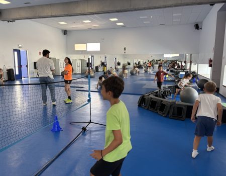 Jóvenes deportistas entrenando en el campo municipal de fútbol de Tías durante un campus de verano.