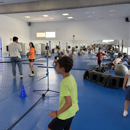 Jóvenes deportistas entrenando en el campo municipal de fútbol de Tías durante un campus de verano.