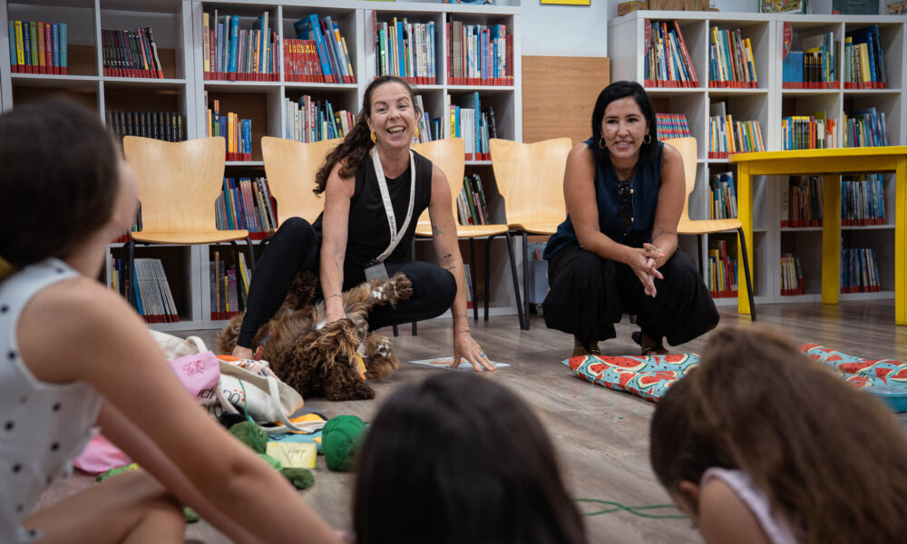 El perro ‘Cartucho’ anima a la lectura a medio centenar de niños en Arrecife