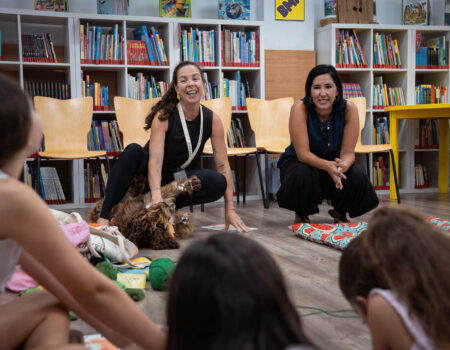 El perro ‘Cartucho’ anima a la lectura a medio centenar de niños en Arrecife