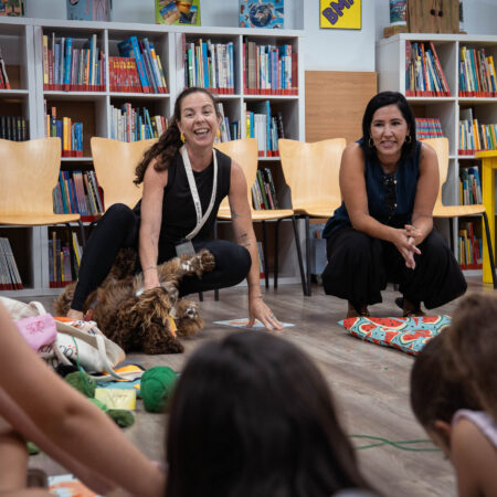 El perro ‘Cartucho’ anima a la lectura a medio centenar de niños en Arrecife