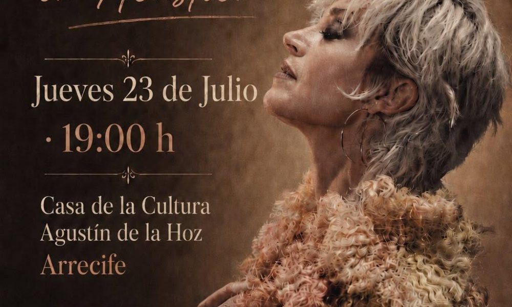 La cantante y actriz Marta Bolaños durante una actuación en directo.