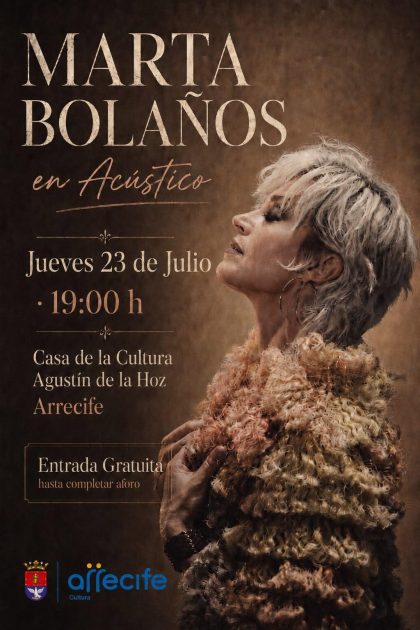 La cantante y actriz Marta Bolaños durante una actuación en directo.