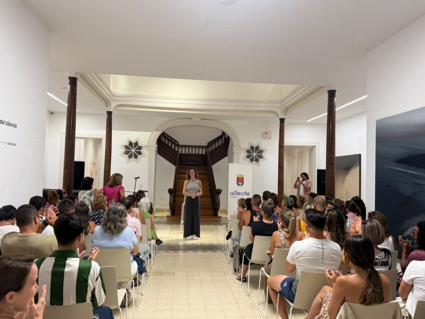 Público asistente al desfile de la Semana del Orgullo LGTBIQ+ en la calle Real de Arrecife.