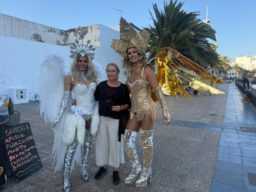 Público asistente al desfile de la Semana del Orgullo LGTBIQ+ en la calle Real de Arrecife.
