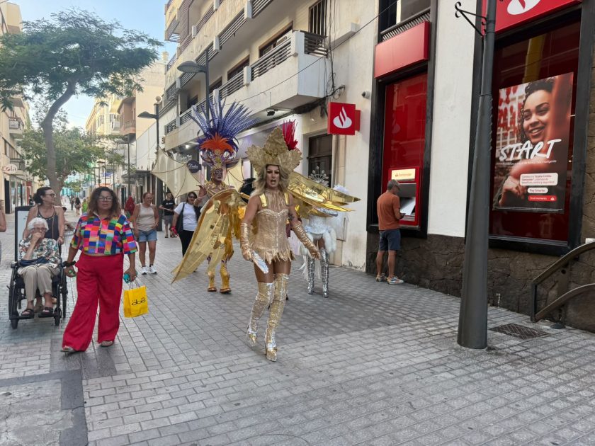 Público asistente al desfile de la Semana del Orgullo LGTBIQ+ en la calle Real de Arrecife.