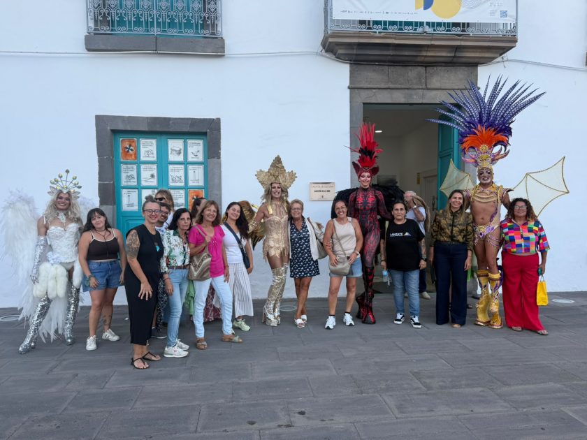 Público asistente al desfile de la Semana del Orgullo LGTBIQ+ en la calle Real de Arrecife.